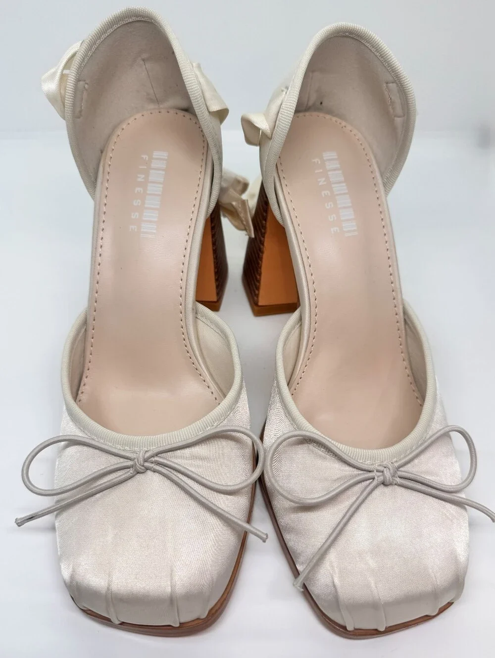 Finesse Salome Ivory Pointe Pump/New/Box damage/Size 6/MSRP $108.00